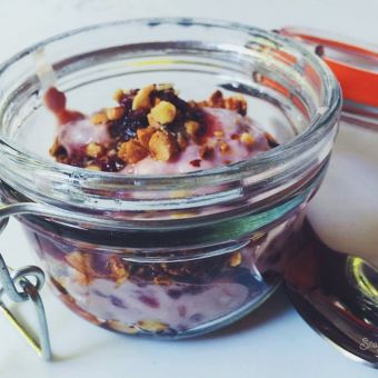Domaći granola parfe / "Crumble" sa puterastim jabukicama i šargarepom