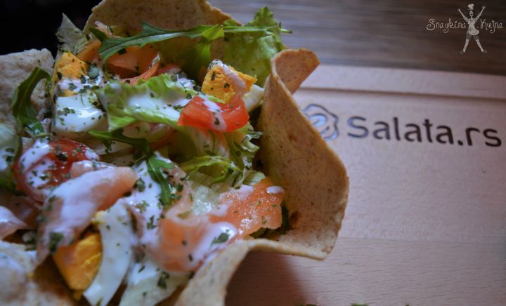 Salata sa dimljenim lososom u jestivim činijama